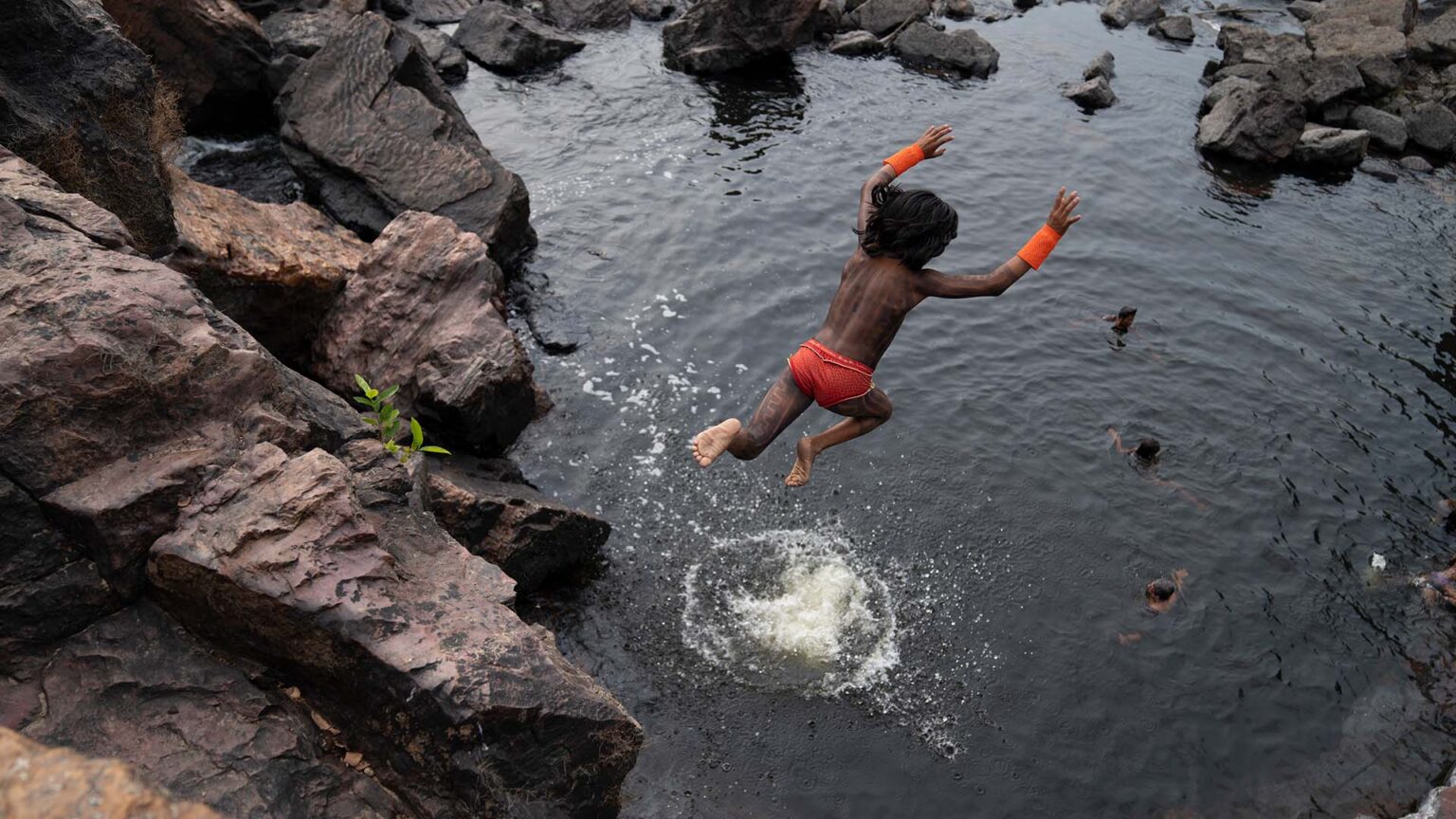 etnoturismo_kayapo_cachoeira_criança
