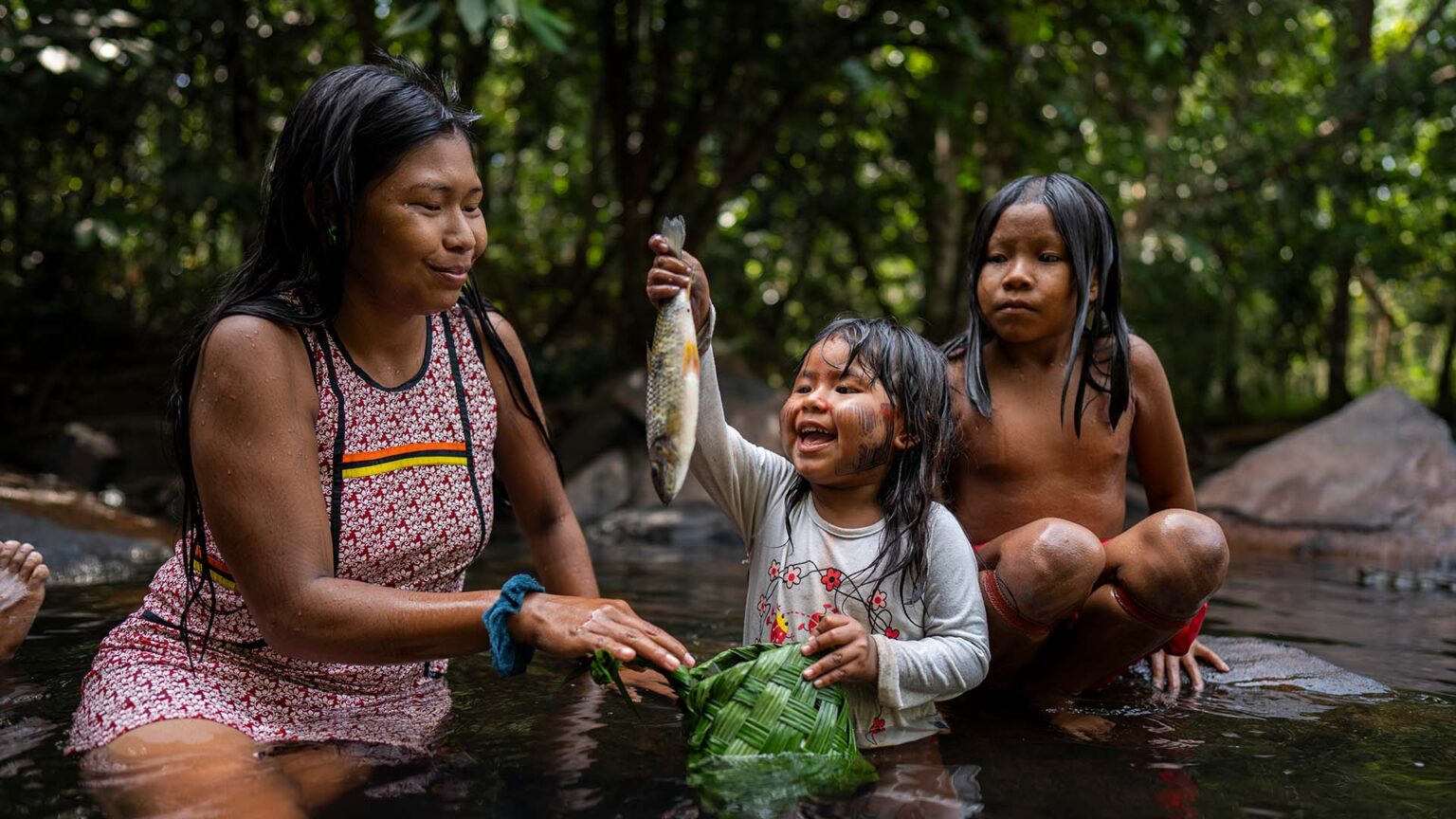 etnoturismo_kayapo_criança_peixe_floresta