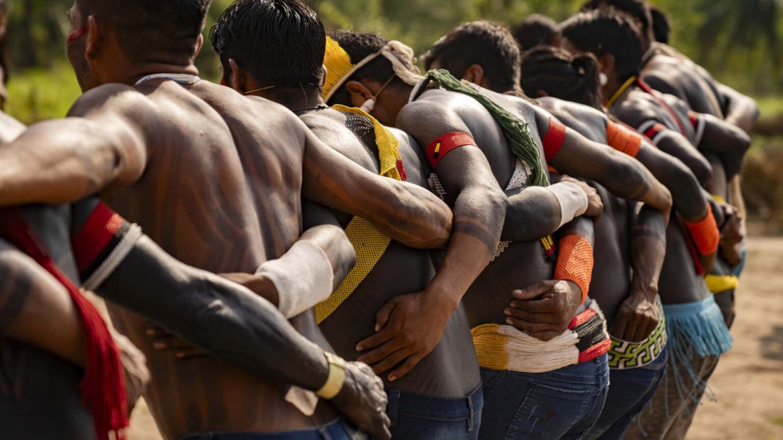 etnoturismo_kayapo_indigenas_abracados